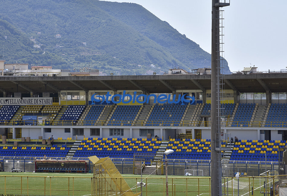 Stadio Menti, la tribuna inizia a colorarsi di gialloblù, proseguono i lavori. FOTO 1 Menti