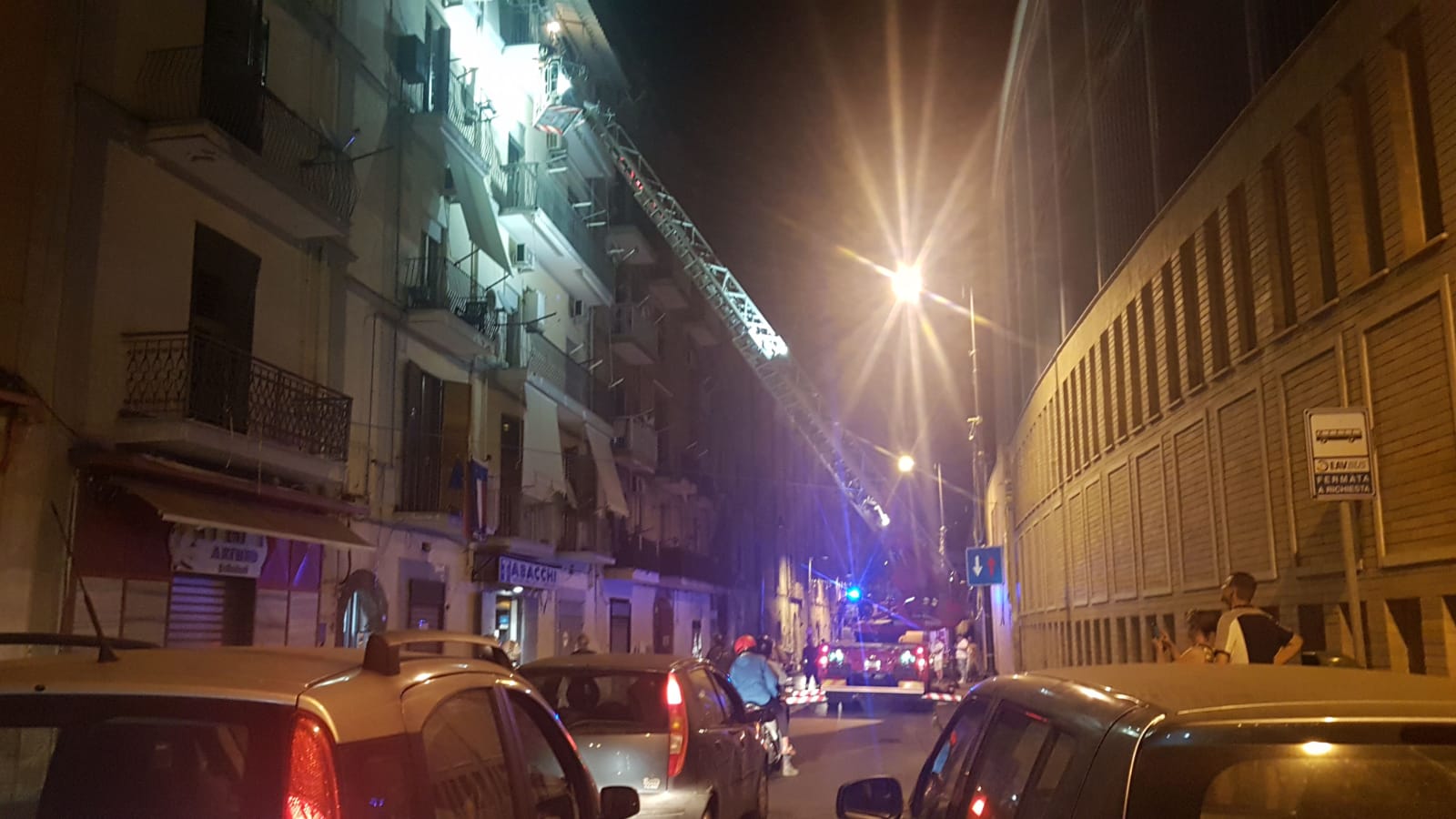 cadono calcinacci da un palazzo in via brin