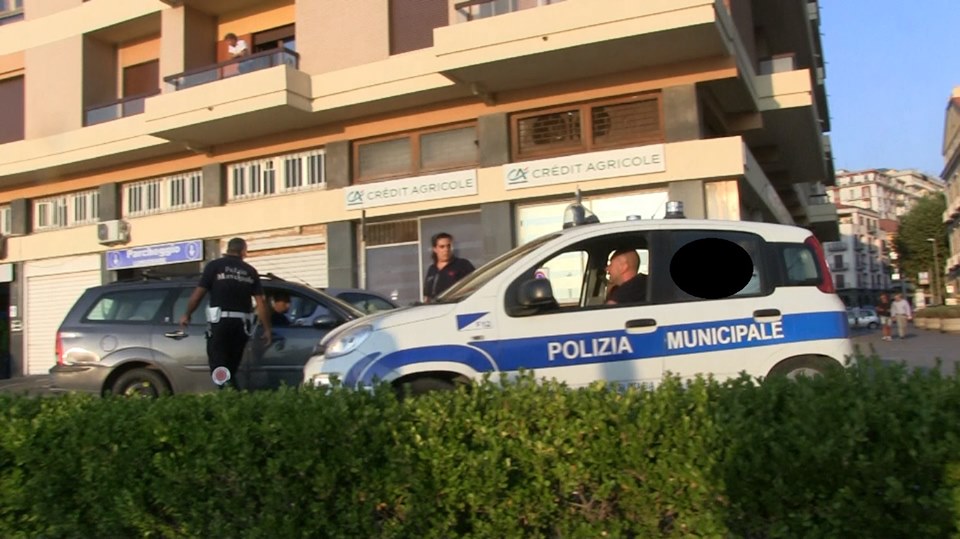 forza la ztl in villa comunale e finisce in manette