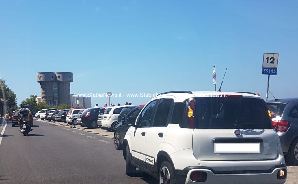 «Abbiamo fermato i parcheggiatori abusivi», ma Pozzano ritorna la fiera dell'illegalità: il bluff del centrodestra 3 sosta-selvaggia-pozzano