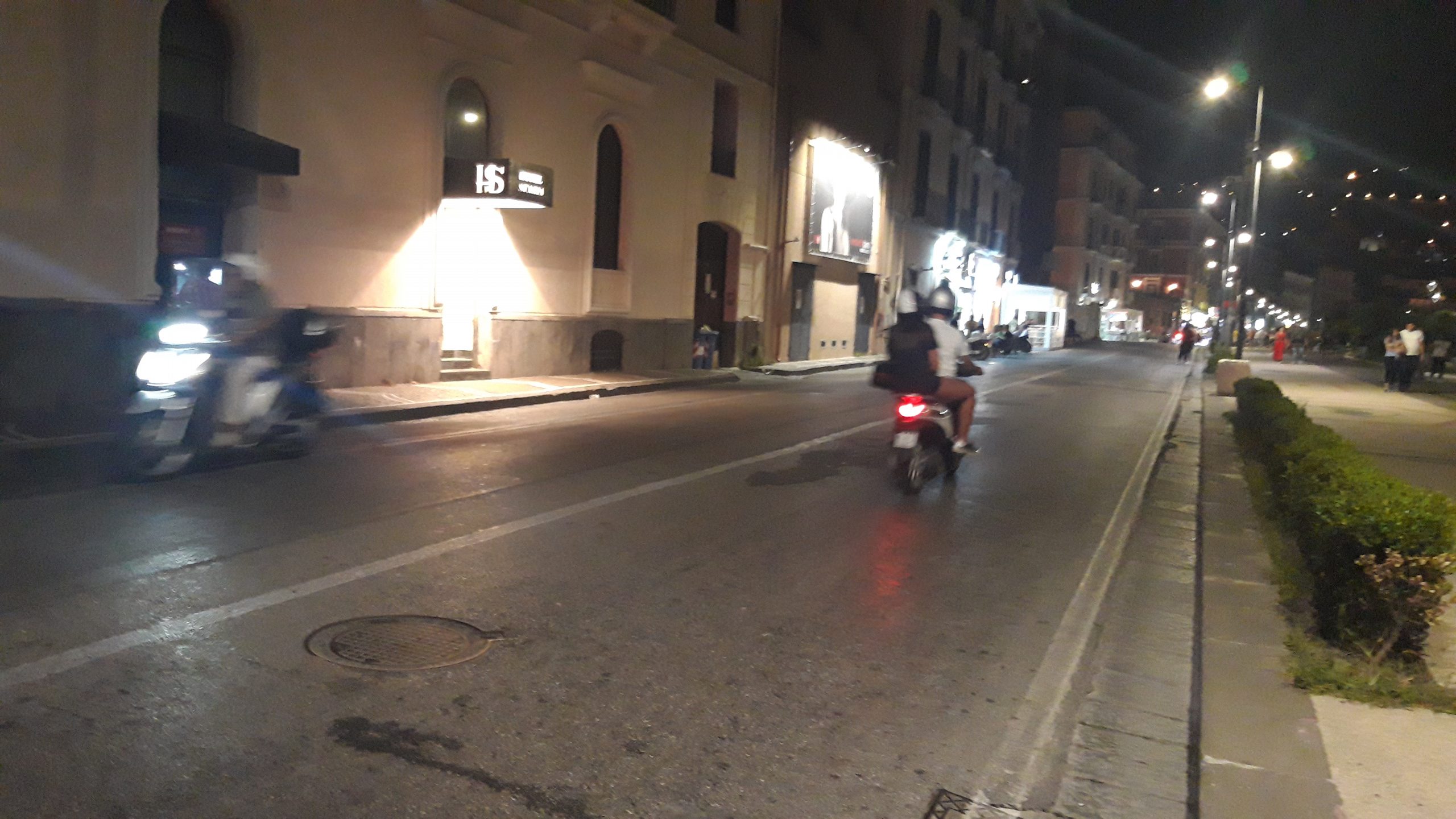 ztl da incubo: scooter sfrecciano tra i passanti