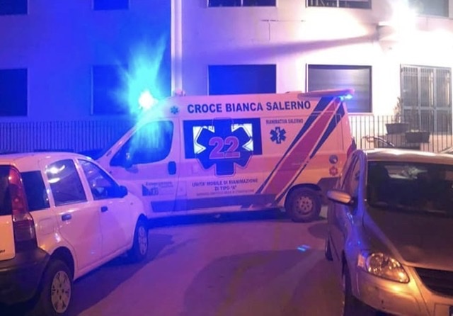 ambulanza bloccata dalle auto in divieto di sosta: medici costretti a correre a piedi
