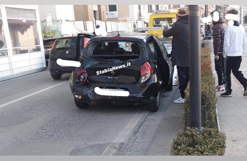 Lungomare, bus tampona e trascina auto: due bambini in ospedale 1 Bus