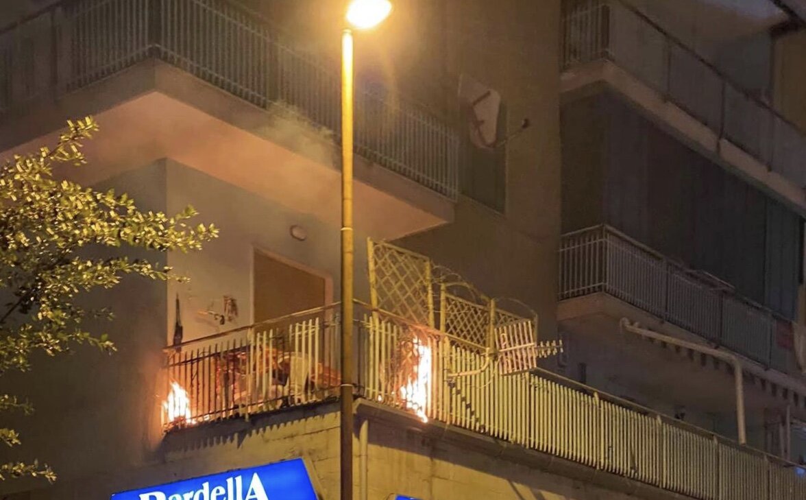 principio di incendio su un balcone