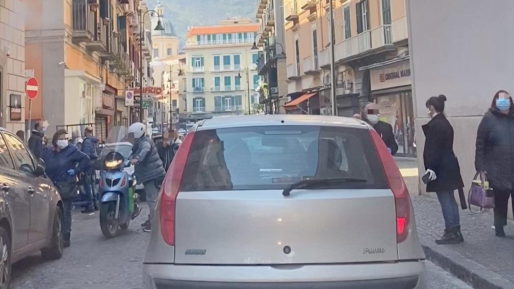 castellammare abbandona la quarantena: persone in strada e traffico in centro questa mattina