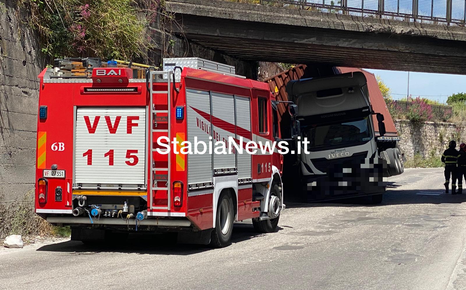 Tir incastrato sotto il ponte della Ferrovia al Parco Imperiale: strade chiusa 3 tir incastrato sotto il ponte della ferrovia al parco imperiale: strade chiusa