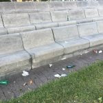 Fase 2, a Castellammare ritorna la movida incivile: rifiuti sparsi sulle panchine della Villa Comunale (FOTO) 3 fase 2