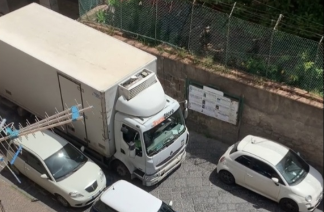ritorna la sosta selvaggia a casellammare: camion bloccato dalle vetture in centro