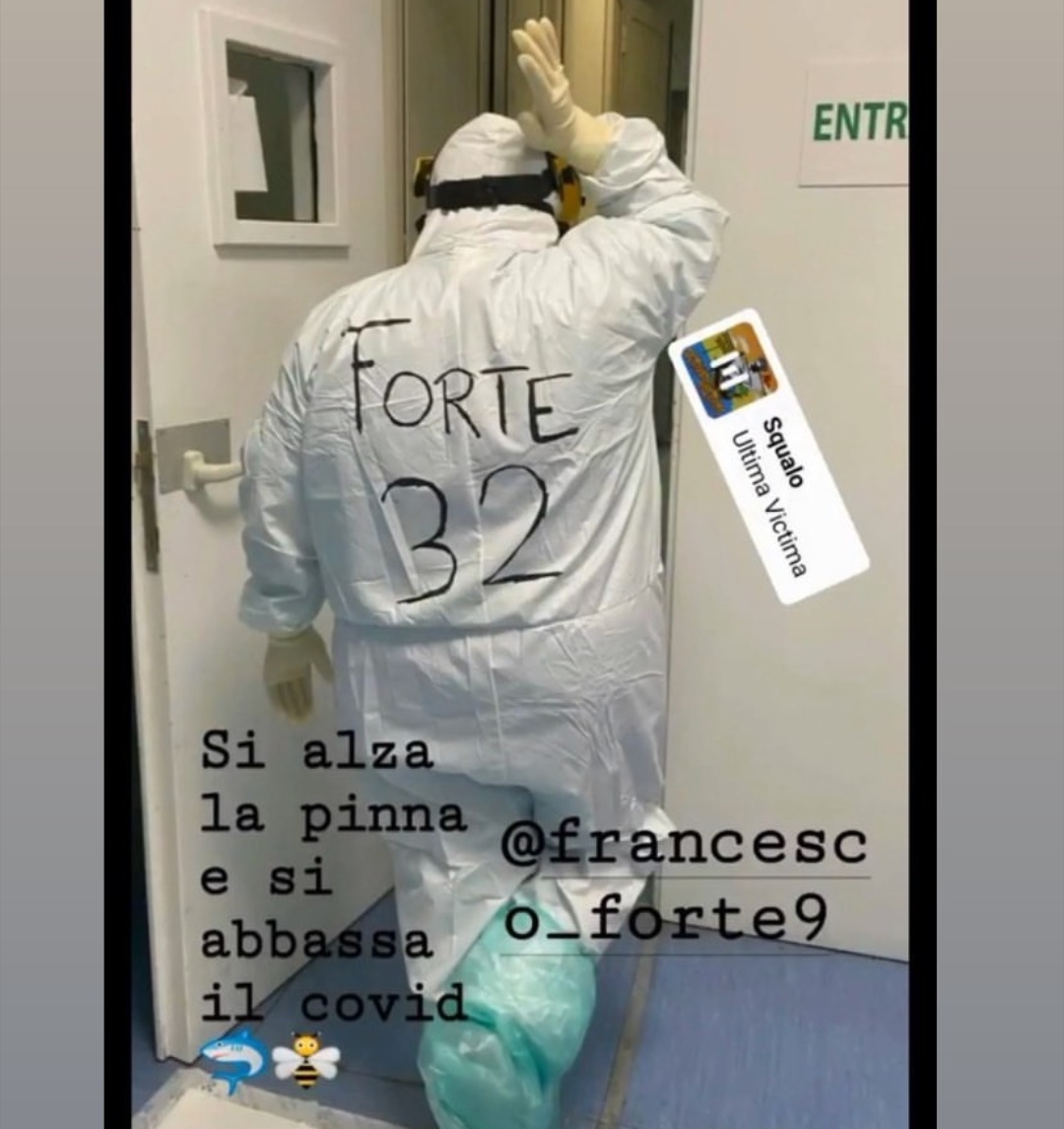 Infermiere con la divisa dedicata a Francesco Forte: "Si alza la pinna e si abbassa il Covid" 3 francesco forte infermiere