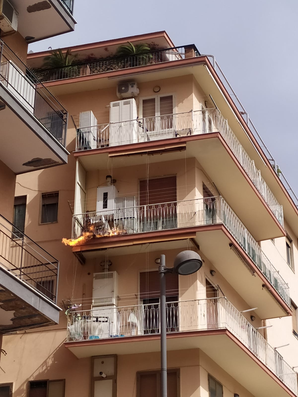 fiamme in un palazzo in viale europa: a fuoco una caldaia