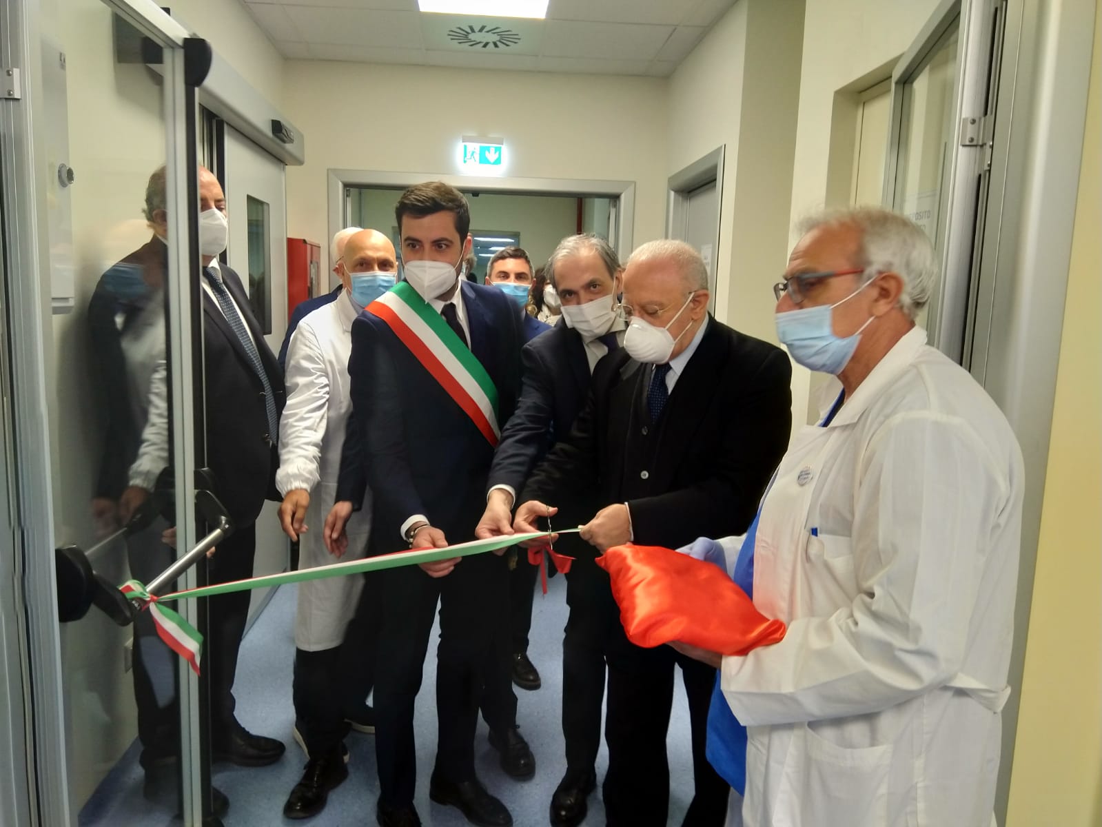 de luca inaugura la terapia intensiva del covid hospital di bosco