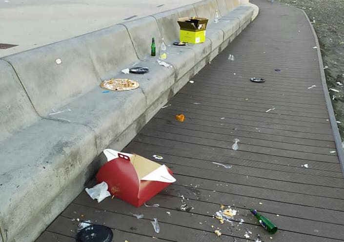 castellammare. lungomare discarica dopo una festa