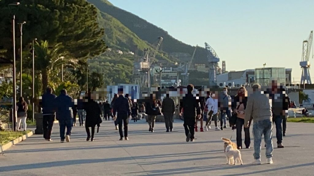 Villa Comunale presa d’assalto e assenza di controlli: inizia così la fase 2 a Castellammare 4 villa comunale presa d’assalto e assenza di controlli: inizia così la fase 2 a castellammare