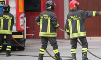 Castellammare. Incendio in periferia, fiamme vicino alle abitazioni e persone in strada 33 Vasto incendio a Gragnano.  Fiamme avvolgono il monte Pendolo.