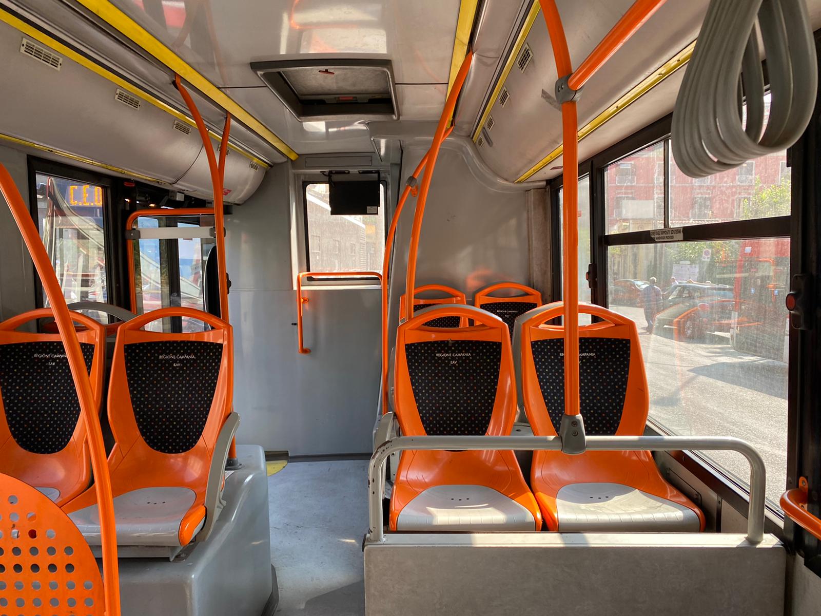 viaggio tra gli autobus vuoti ma puntuali. pensiline fatiscenti e orari vecchi
