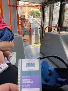 viaggio tra gli autobus vuoti ma puntuali. pensiline fatiscenti e orari vecchi