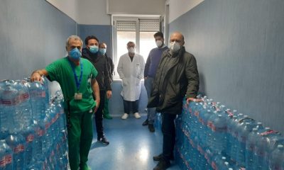 Castellammare, il PD dona 1000 bottiglie d'acqua agli operatori del San Leonardo 23 Castellammare
