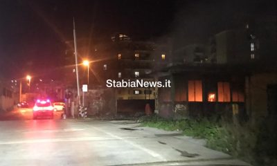 Castellammare, in fiamme guardiania del passaggio a livello di Via Mele 29 Vasto incendio a Gragnano.  Fiamme avvolgono il monte Pendolo.
