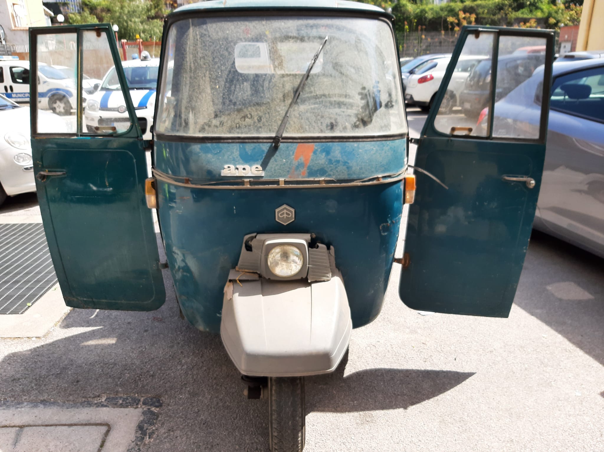 Castellammare. Ambulante fermato dalla municipale, scappa con l'Apecar: sanzionato e denunciato 3 Castellammare