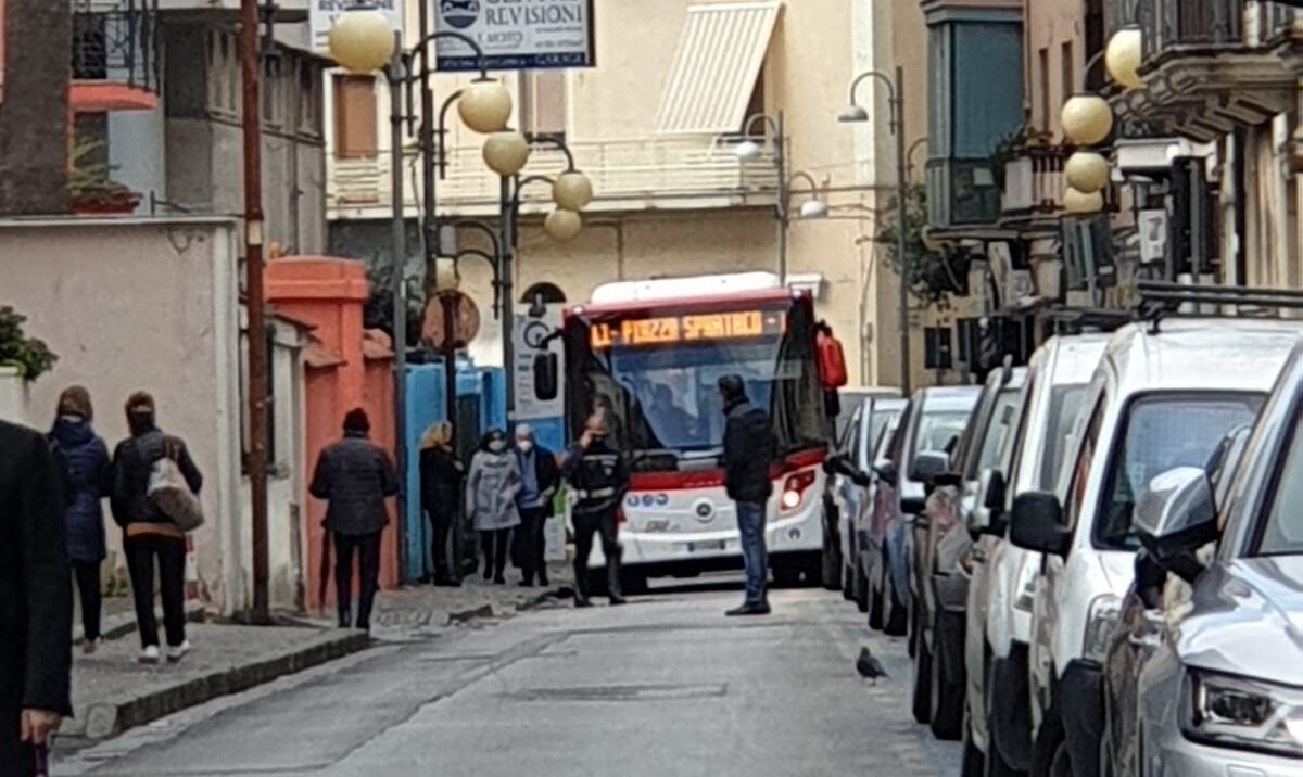 Castellammare, bus bloccato da auto in sosta vietata a Via Tavernola 3 bus