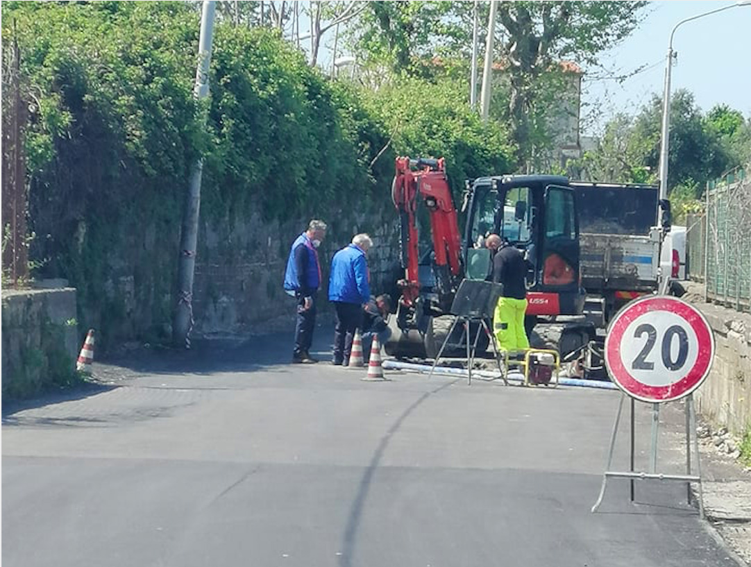 ci risiamo: scavo sulla strada asfaltata quattro giorni fa