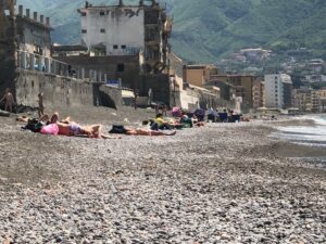 Tutti al mare nel week end, tour nelle spiagge libere tra rifiuti e degrado 2 tutti al mare nel week end