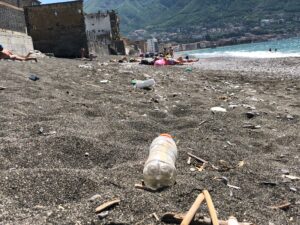 Tutti al mare nel week end, tour nelle spiagge libere tra rifiuti e degrado 7 tutti al mare nel week end