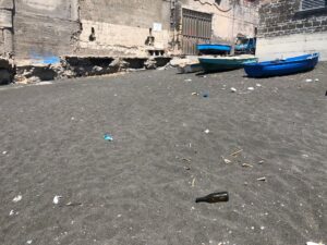 Tutti al mare nel week end, tour nelle spiagge libere tra rifiuti e degrado 3 tutti al mare nel week end