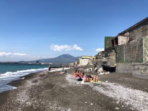 Tutti al mare nel week end, tour nelle spiagge libere tra rifiuti e degrado 4 tutti al mare nel week end