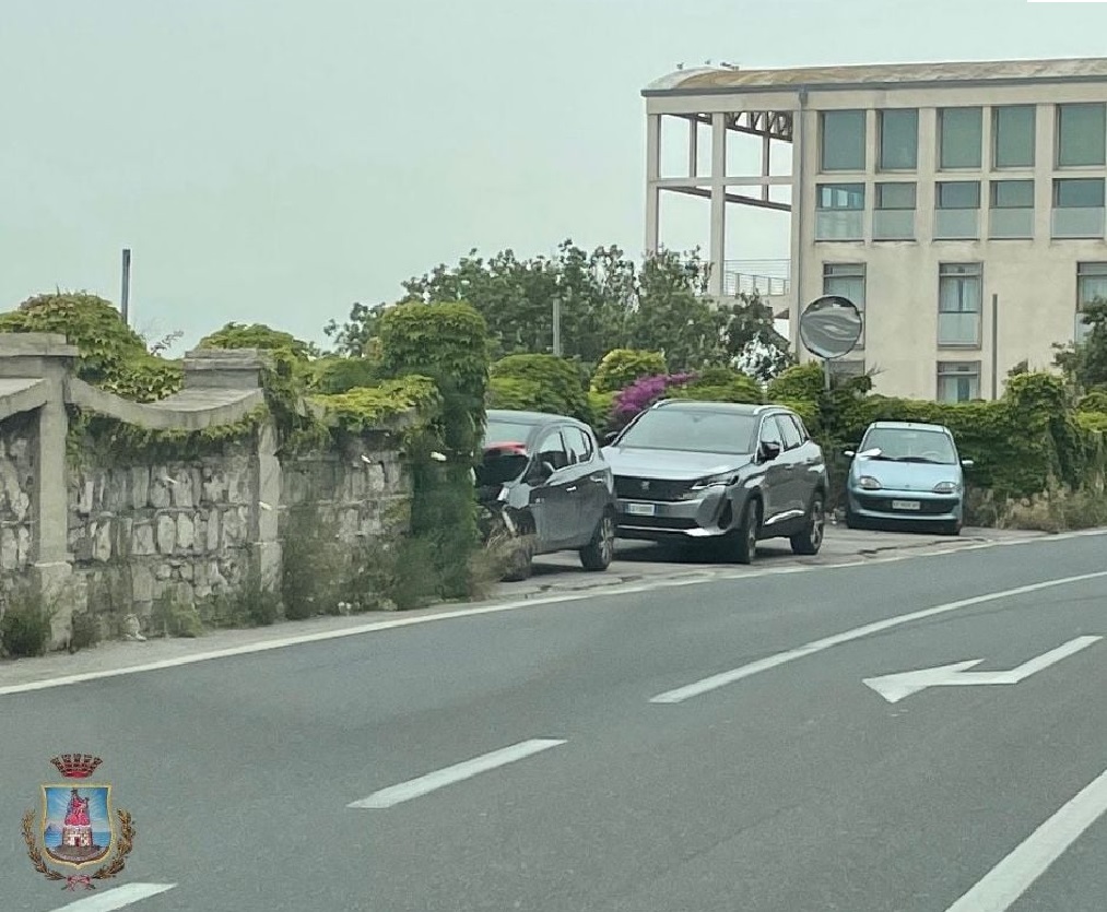 bastonati gli abusivi della sosta a pozzano: raffica di multe