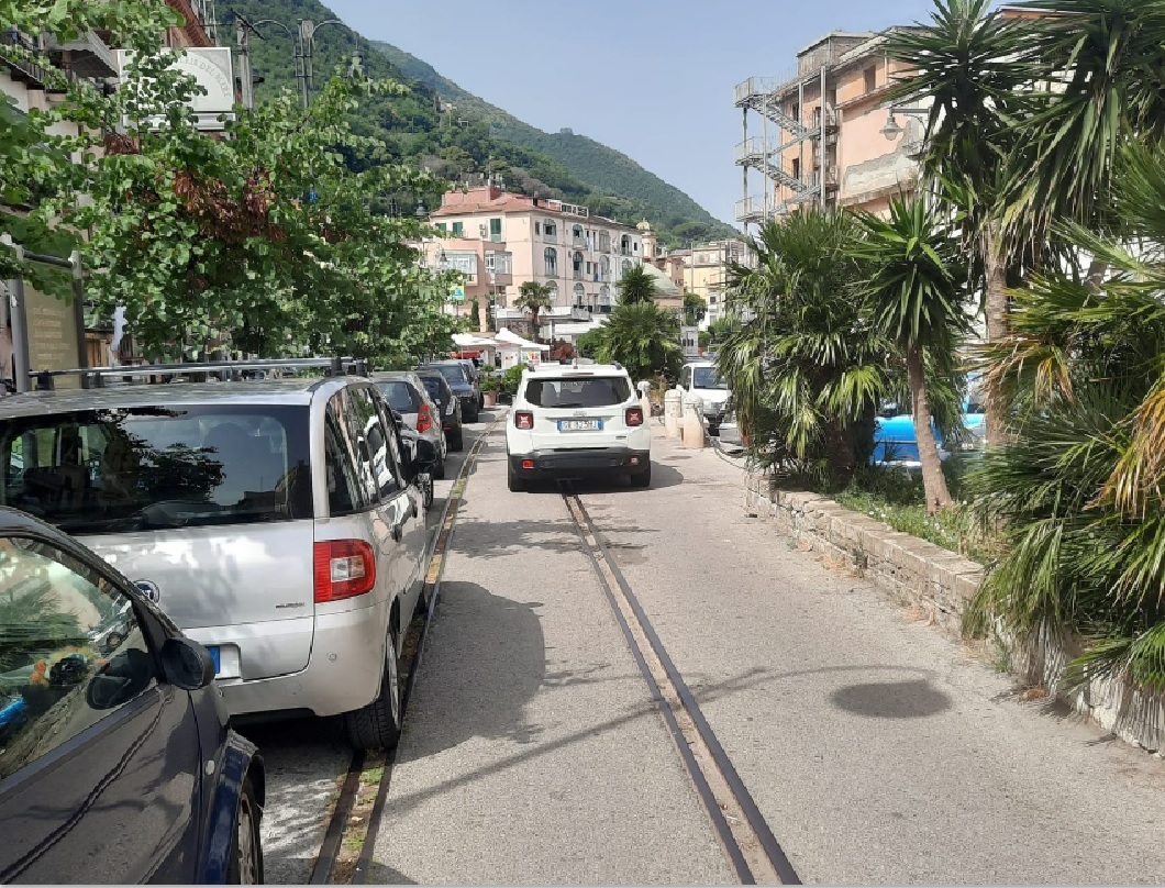 invasione di auto sul marciapiede