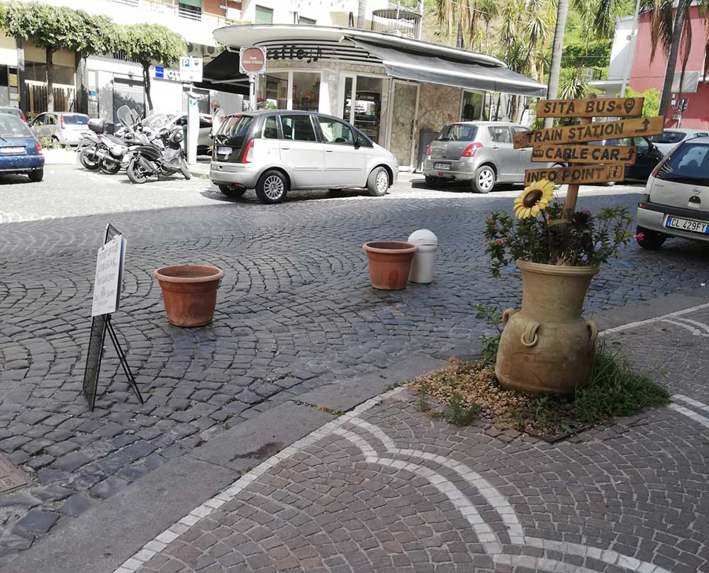 fioriere per conservare il posto auto: il caso in piazza unità d’italia