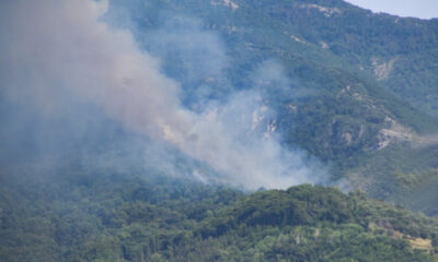 Brucia la montagna a Gragnano, richiesto l'intervento aereo 23 Vasto incendio a Gragnano.  Fiamme avvolgono il monte Pendolo.