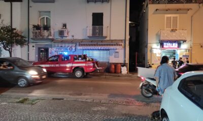 Castellammare, incendio in uno stabile a Via Cosenza: intervento dei vigili del fuoco 21 Vasto incendio a Gragnano.  Fiamme avvolgono il monte Pendolo.