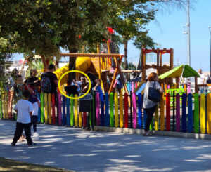 le giostre per bambini «sfasciate» dagli adolescenti: scempio in villa comunale