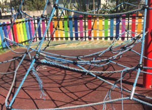 le giostre per bambini «sfasciate» dagli adolescenti: scempio in villa comunale