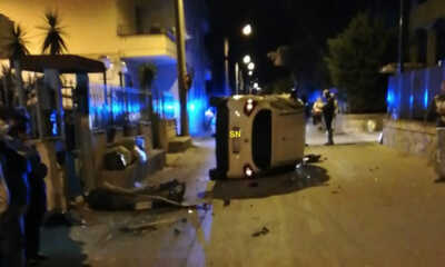 Auto in corsa distrugge scooter parcheggiati: tragedia sfiorata in via Roma