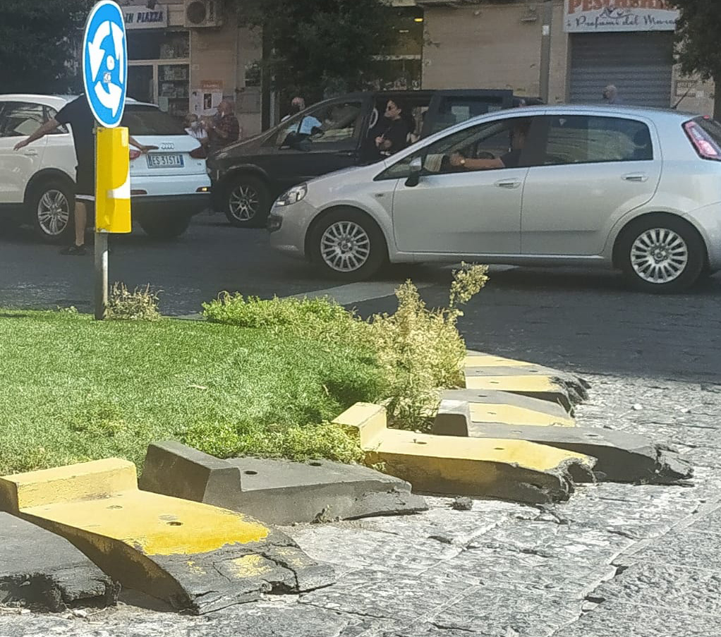 rotonde «sfasciate» dalle auto: degrado in piazza spartaco