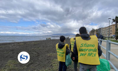 Castellammare, gli alunni della Stabiae e Legambiente puliscono l'arenile 3 Castellammare