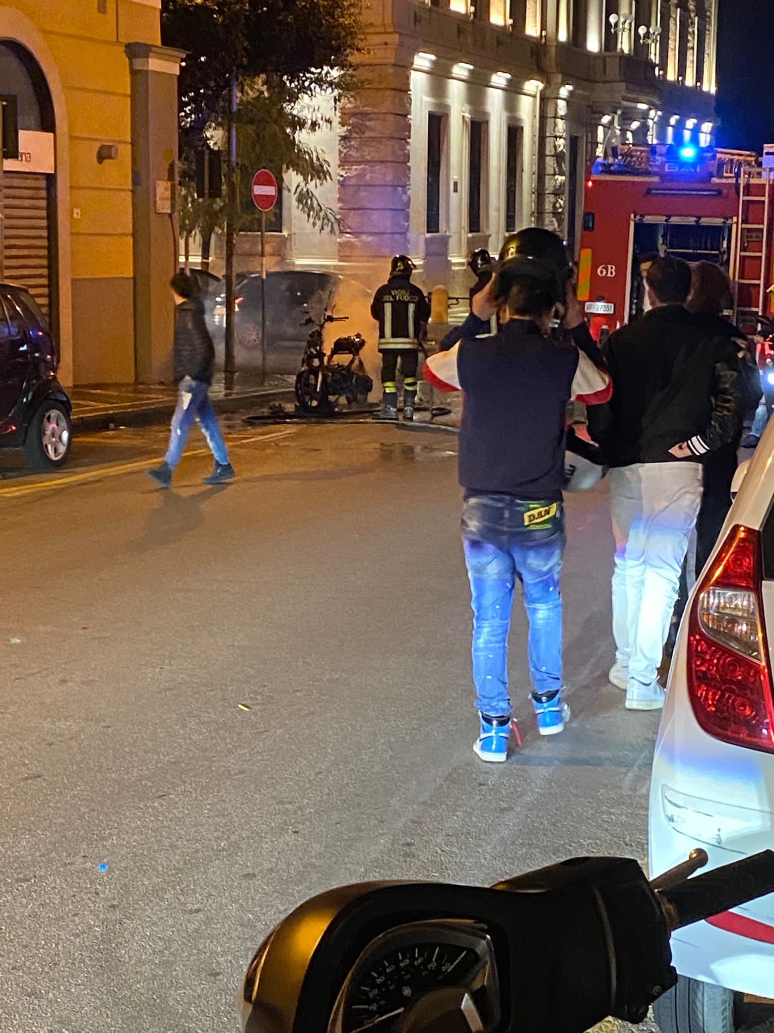 Paura nella movida, a fuoco uno scooter in pieno centro 4 Movida