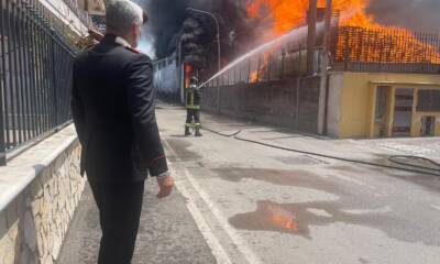Incendio alla fabbrica, arrivano i rinforzi: fiamme ancora alte 27 notizie castellammare