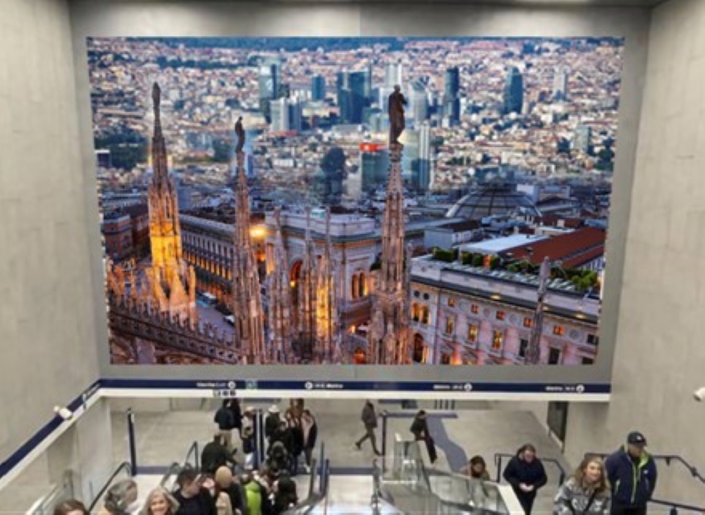 La Metro di Milano si fa bella con le opere sui muri