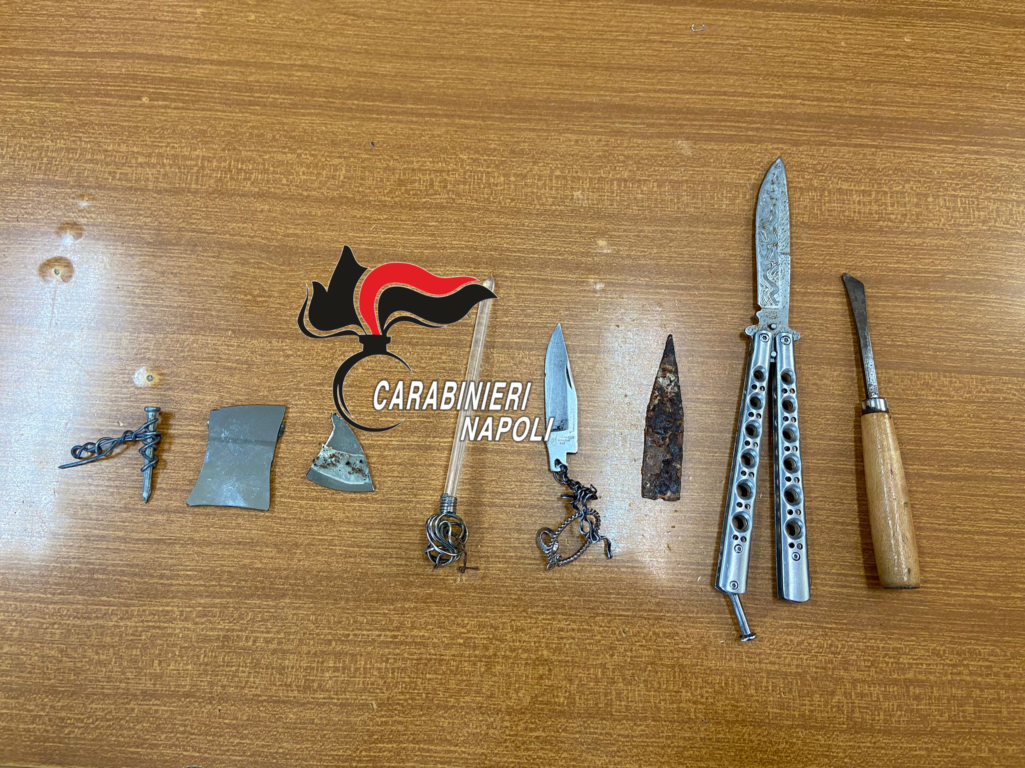 Castellammare, lancia sassi sul raccordo e contro l'auto dei carabinieri: arrestato straniero 1 sassi