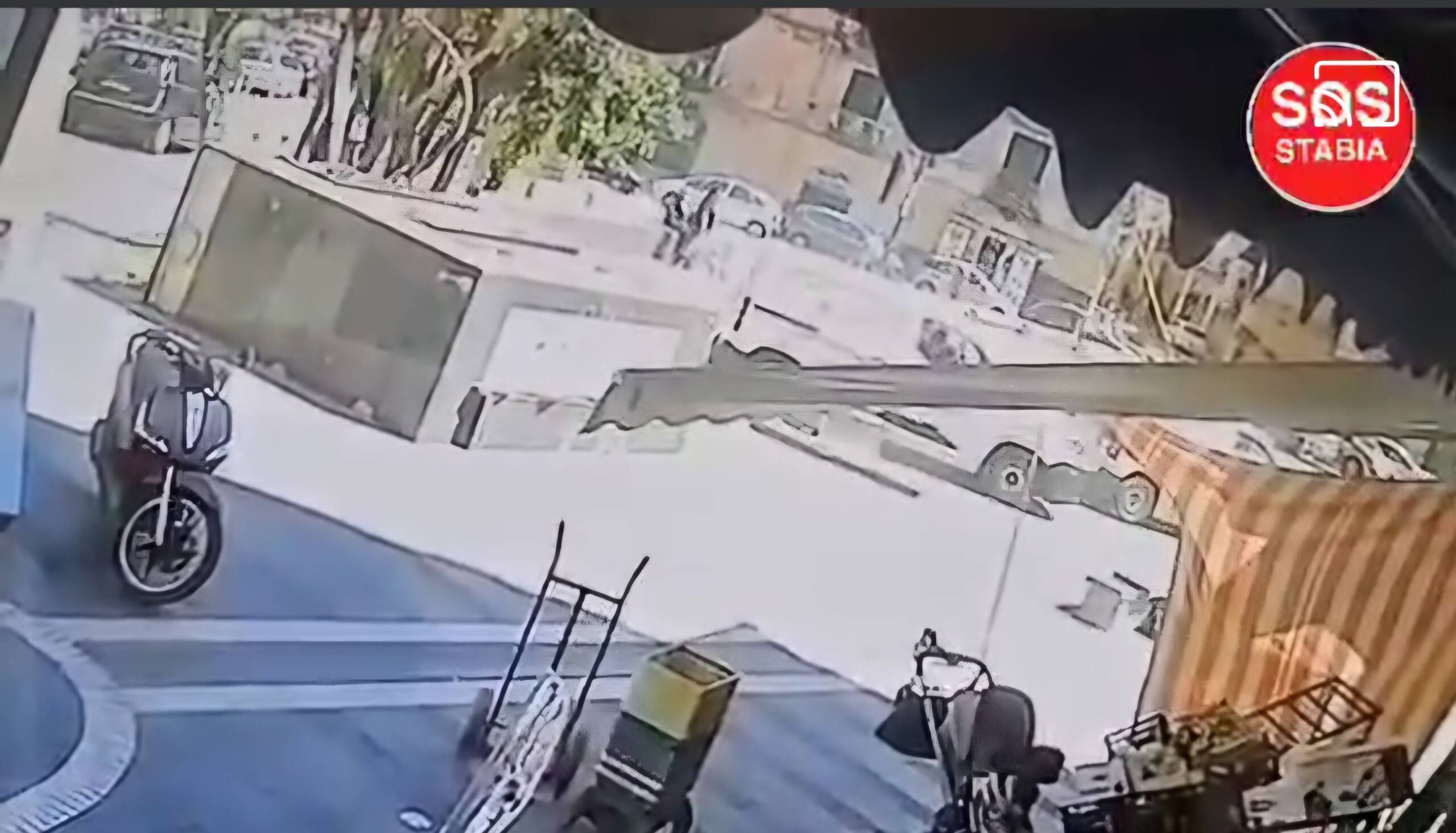 Furgone su piazza pedonale: distrutta una panchina 1 Furgone su piazza pedonale: distrutta una panchina