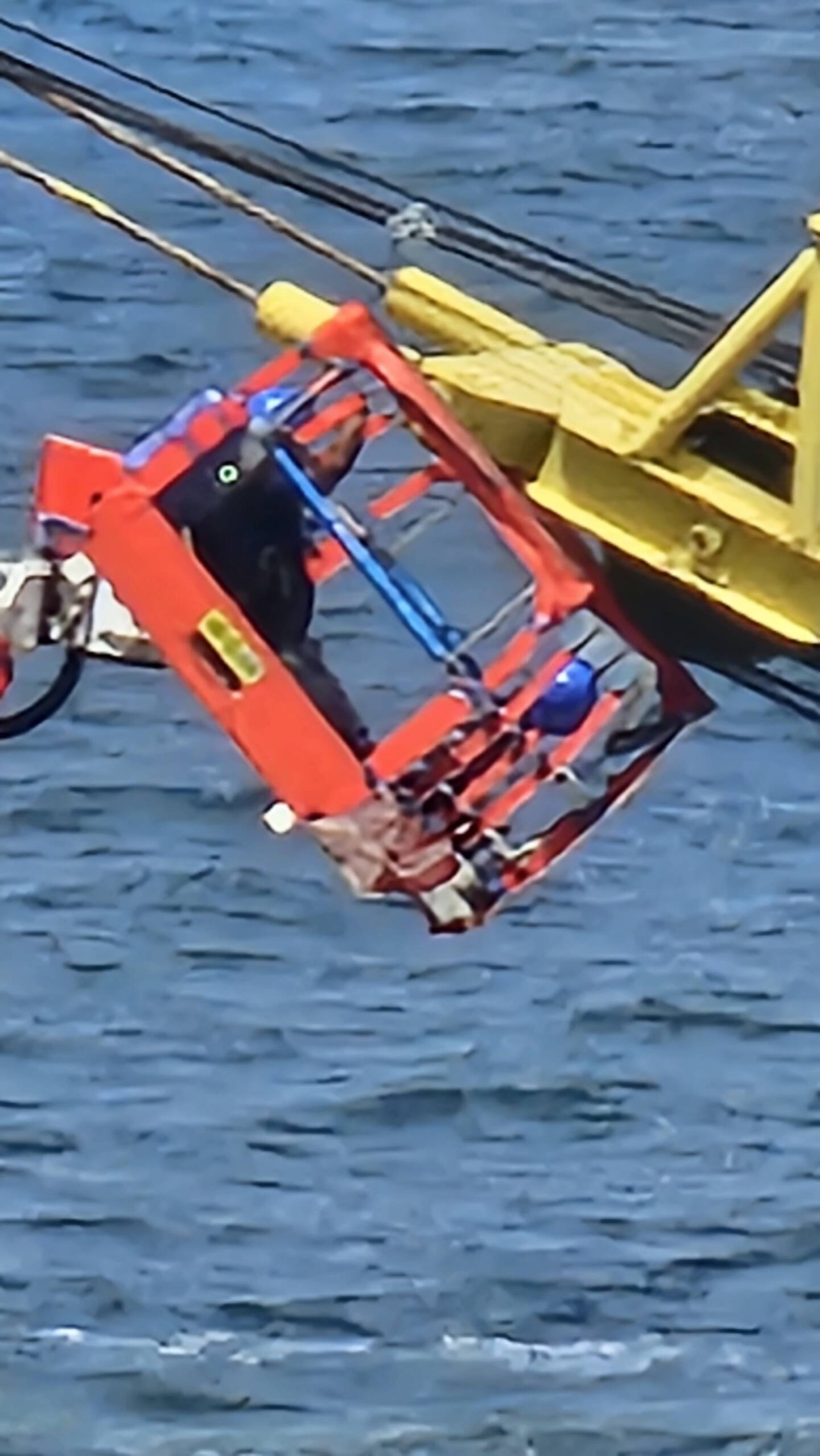 Recuperati i due operai bloccati su una gru in Fincantieri