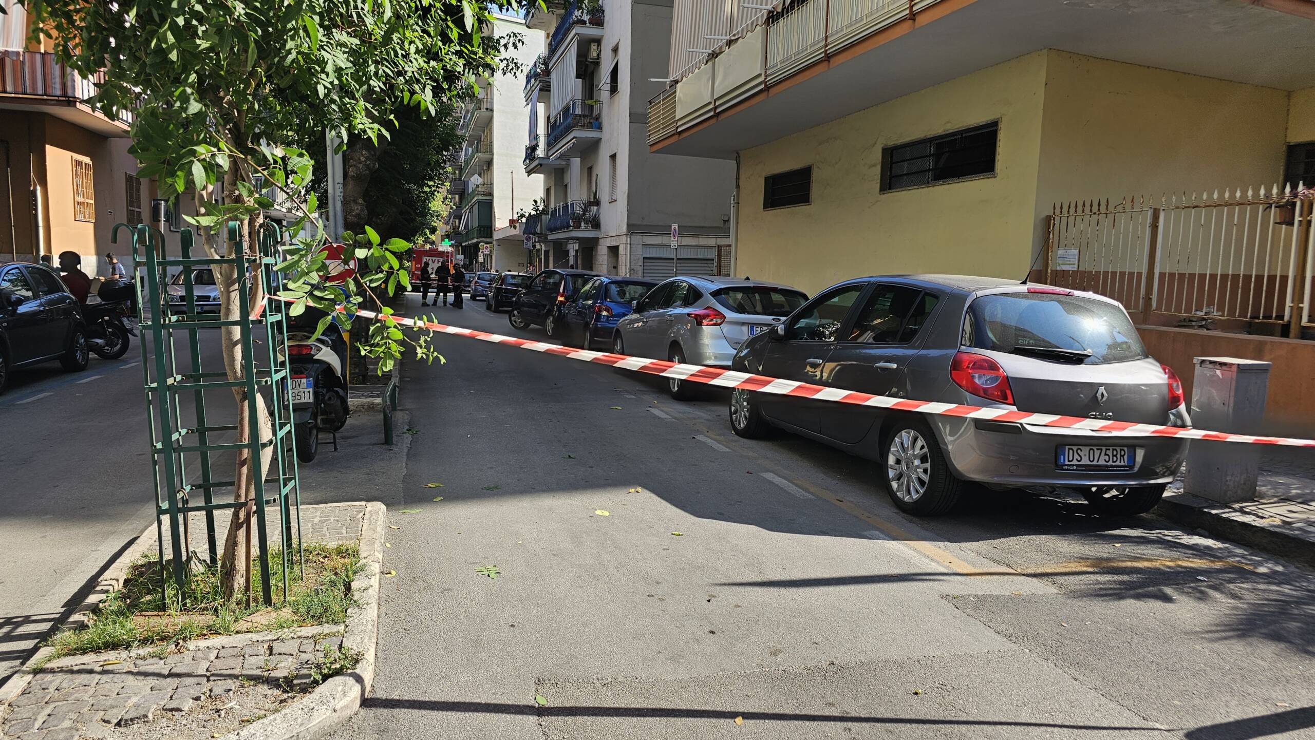 Calcinacci da un palazzo. Chiusa una corsia di via Plinio