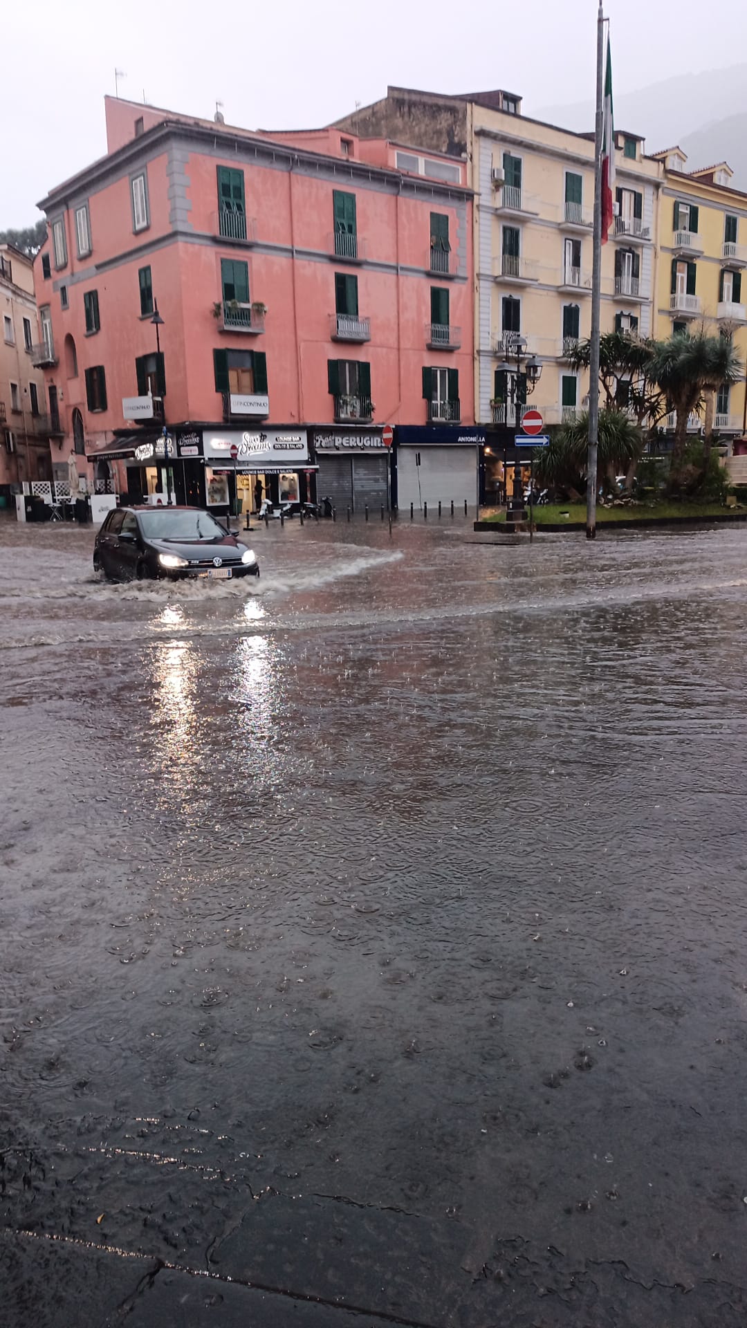 Castellammare, il primo giorno di scuola è già stop per allerta meteo 3 maltempo