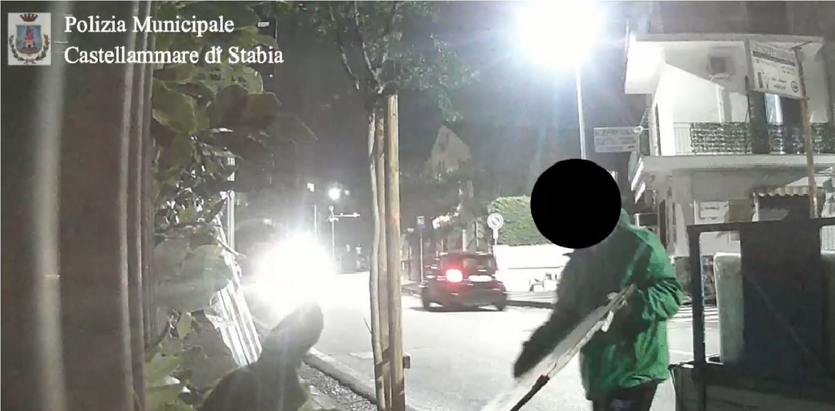 Castellammare, sversamento illecito di rifiuti: scattano due denunce | GUARDA IL VIDEO 3 rifiuti