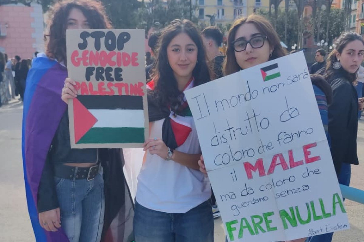 Castellammare, studenti in piazza al grido di "Palestina Libera" 1 palestina