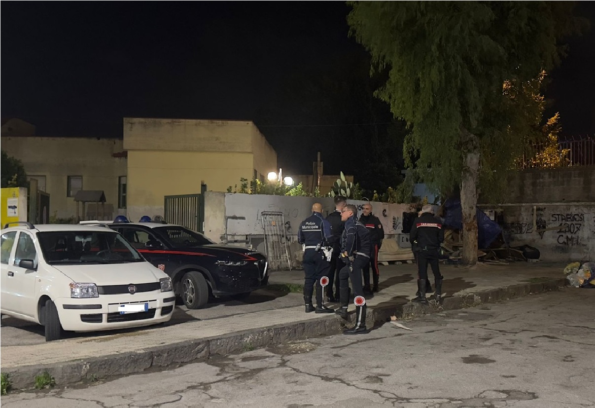 Castellammare, baracca abusiva smantellata nei pressi della scuola 1 Castellammare